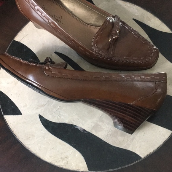 Cute wedge shoe with  stitching details - Picture 3 of 8